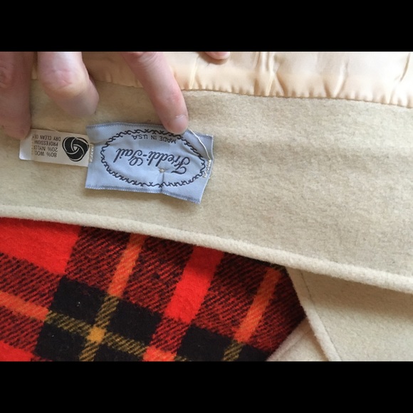 Gorgeous cream coat with dramatic cape accent - Picture 6 of 6